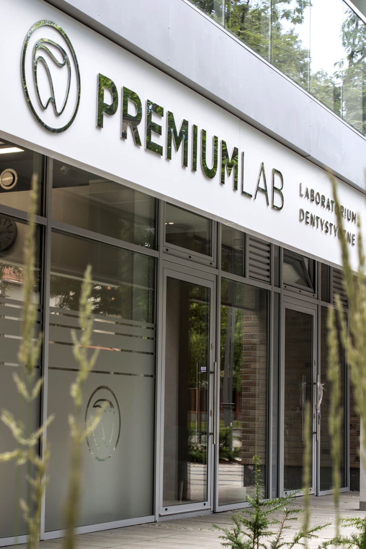 Premiumlab - insegna aziendale posta su un cassone pubblicitario con lettere spaziali in lamiera